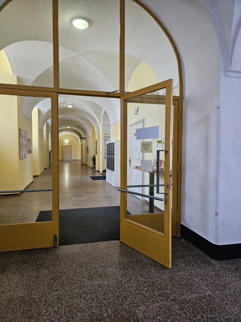 Pokračujte ROVNĚ a VPRAVO najdete tyto prosklené dveře. VSTUPTE.