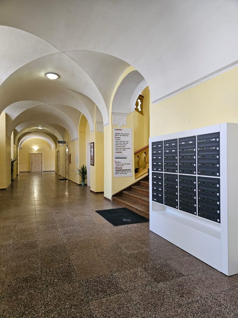 Následně jděte ROVNĚ ke schodišti a znovu VPRAVO jděte po schodech NAHORU.