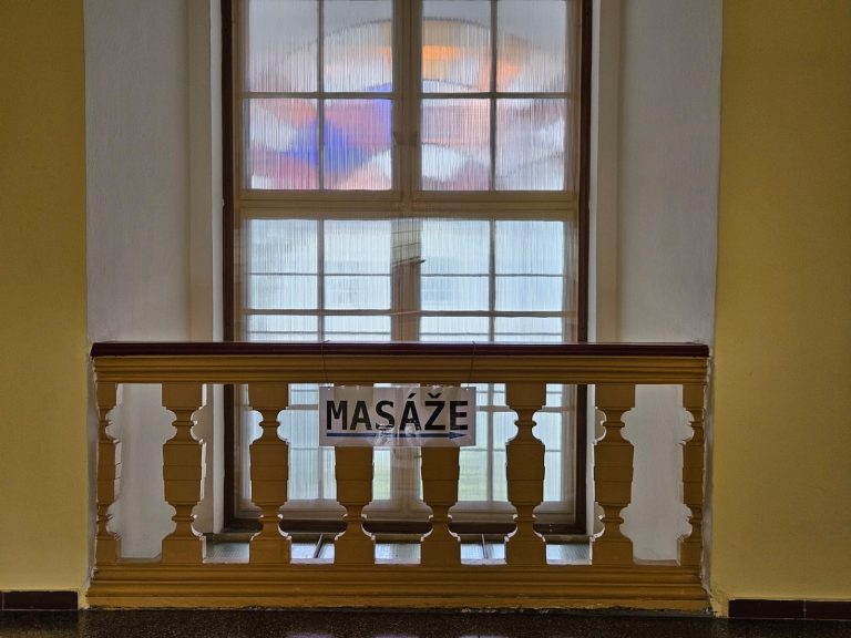Za chvíli uvidíte nápis MASÁŽE přímo před sebou.